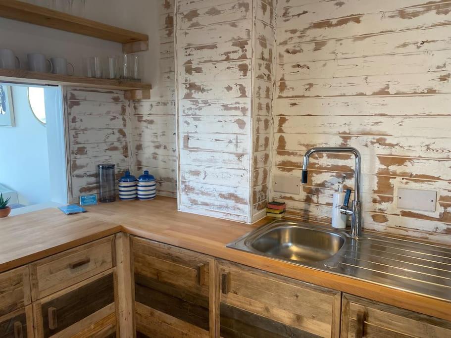 Central Sea View Maisonette Хейстингс Екстериор снимка